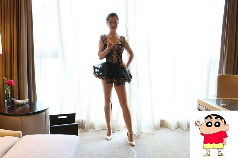 大白天落地窗前露出 (8P)