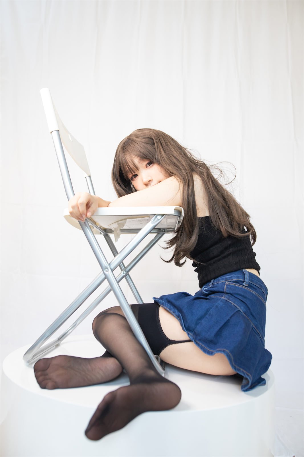 神沢永莉 黑色毛衣牛仔裙吊带