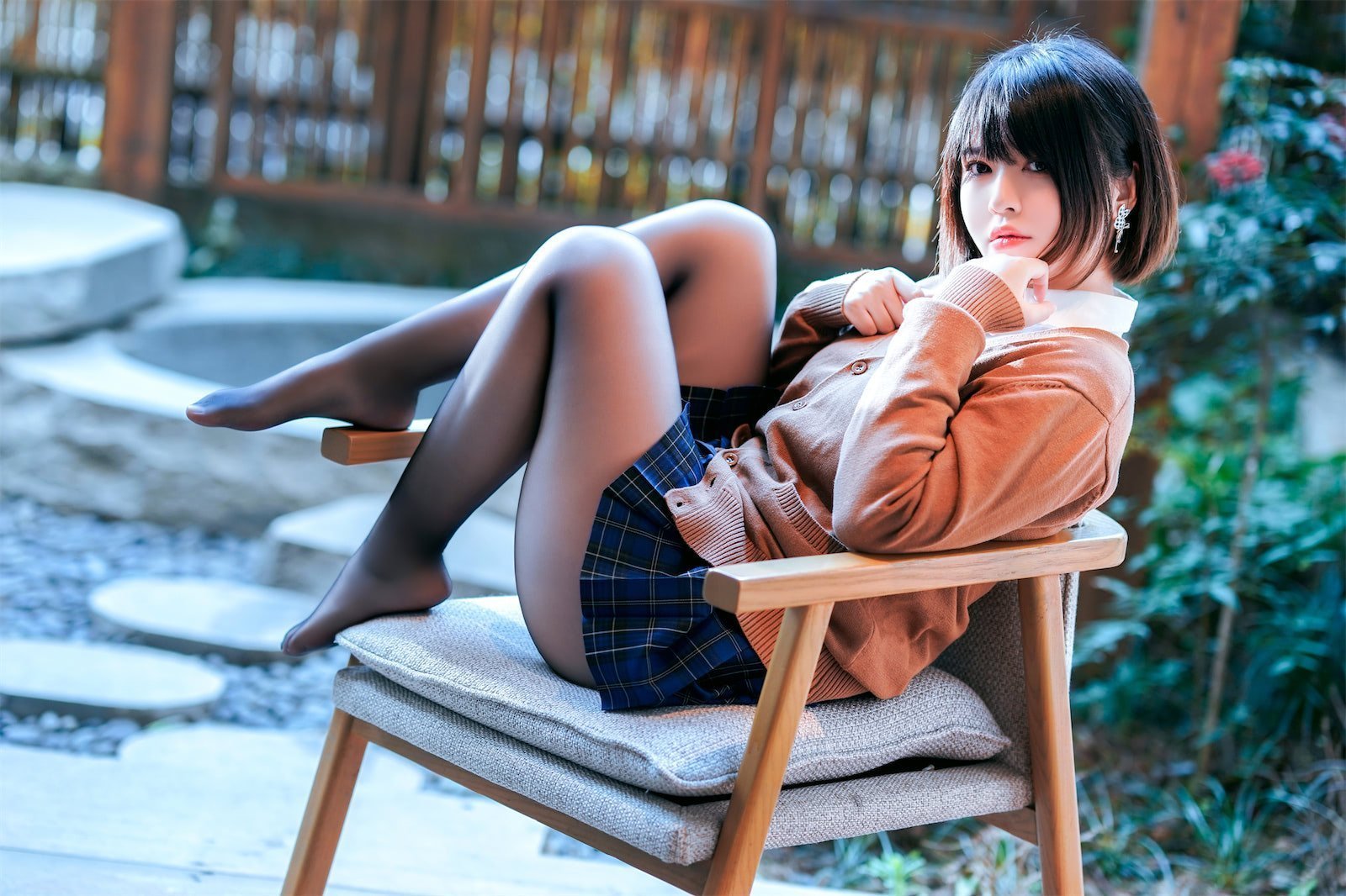 半半子 彼女制服2电车庭院