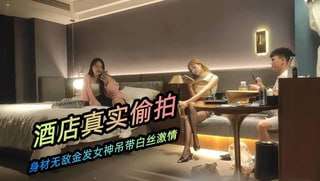 极品美女一身长裙知性反差御姐撩起摸一把美腿